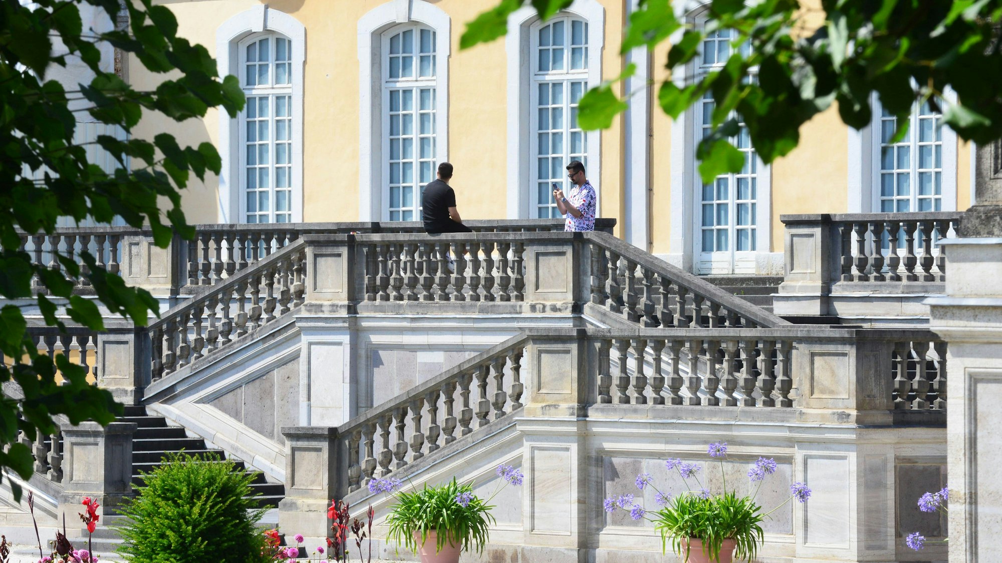 Zu sehen ist die Treppe eines Schlosses.