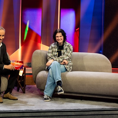 Jan Böhmermann und Lina von der Kölner Band „The Red Flags“ bei der Sendung „Lass dich überwachen“.