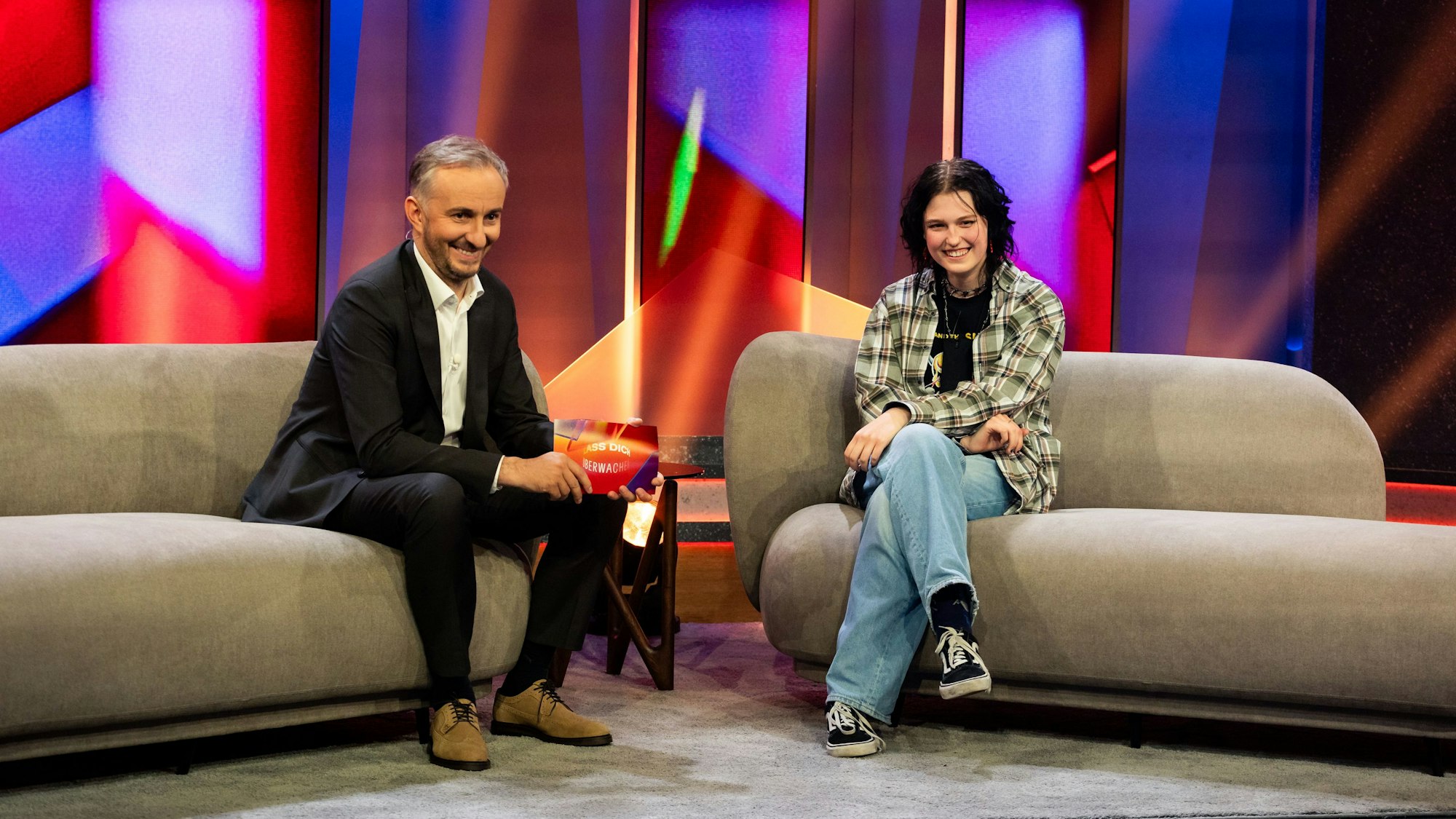 Jan Böhmermann und Lina von der Kölner Band „The Red Flags“ bei der Sendung „Lass dich überwachen“.