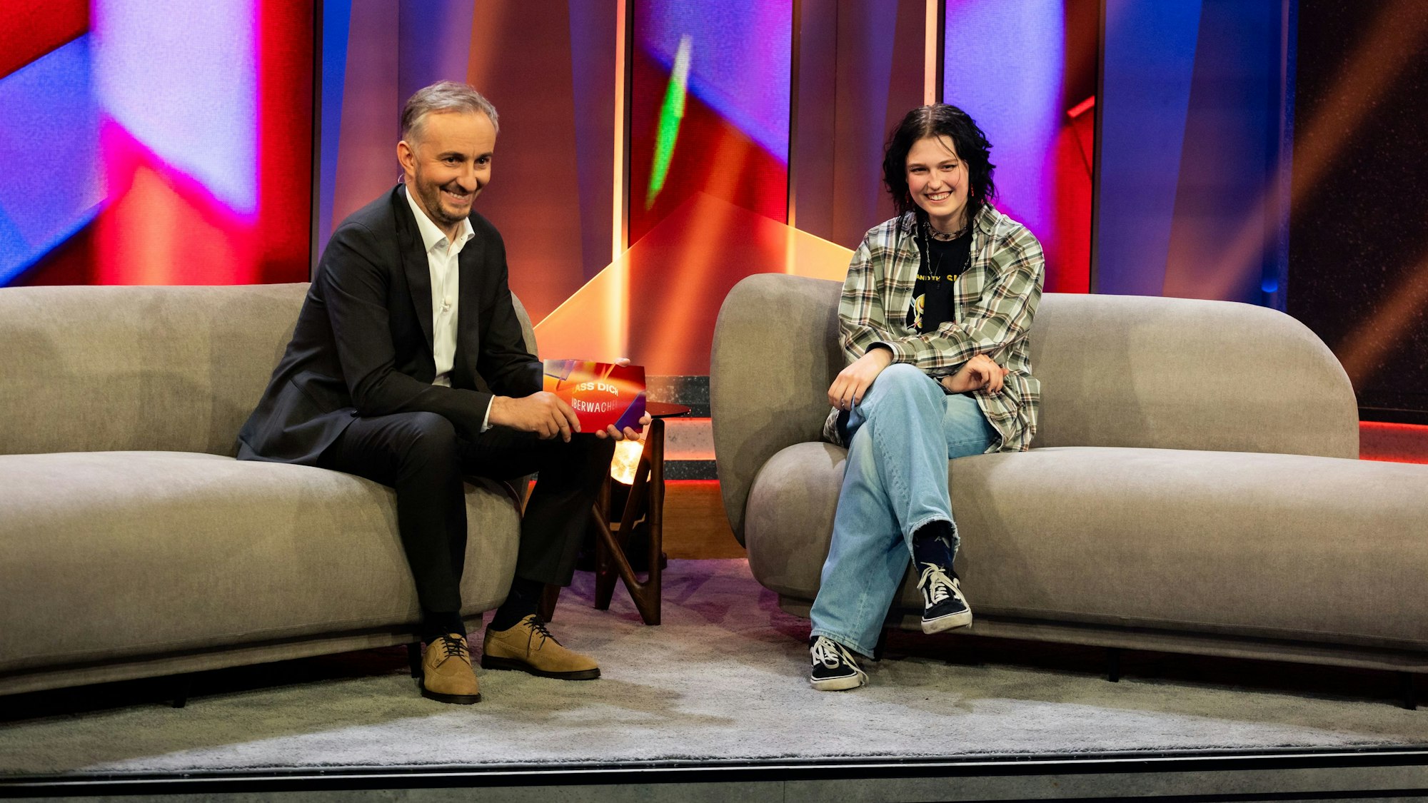 Jan Böhmermann und Mika von der Kölner Band „The Red Flags“ bei der Sendung Lass dich überwachen