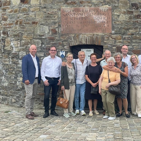Der Ehrensenat der Kerpener KG Gemütlichkeit mit Ehrenbürgermeister Christian Krings vor dem Büchelturm in St. Vith.