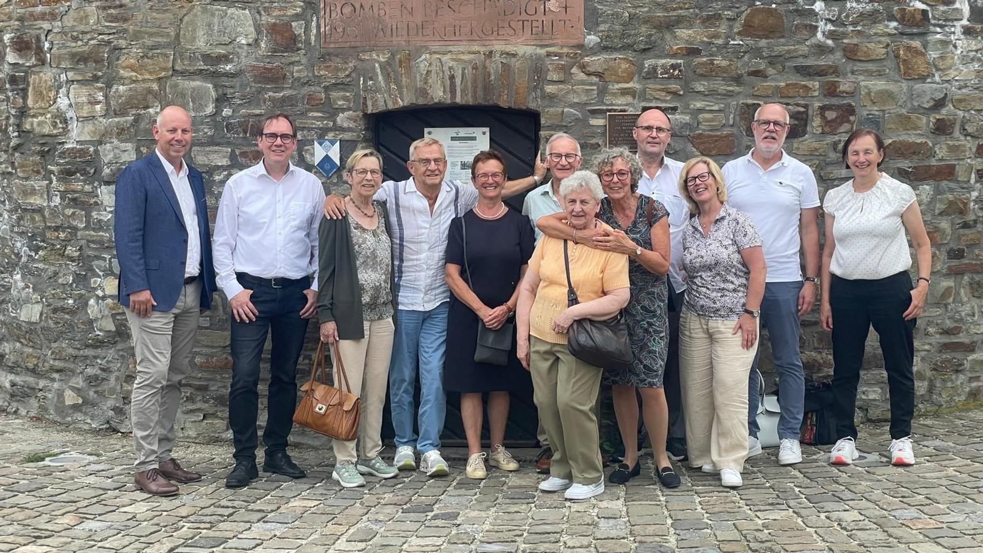 Der Ehrensenat der Kerpener KG Gemütlichkeit mit Ehrenbürgermeister Christian Krings vor dem Büchelturm in St. Vith.