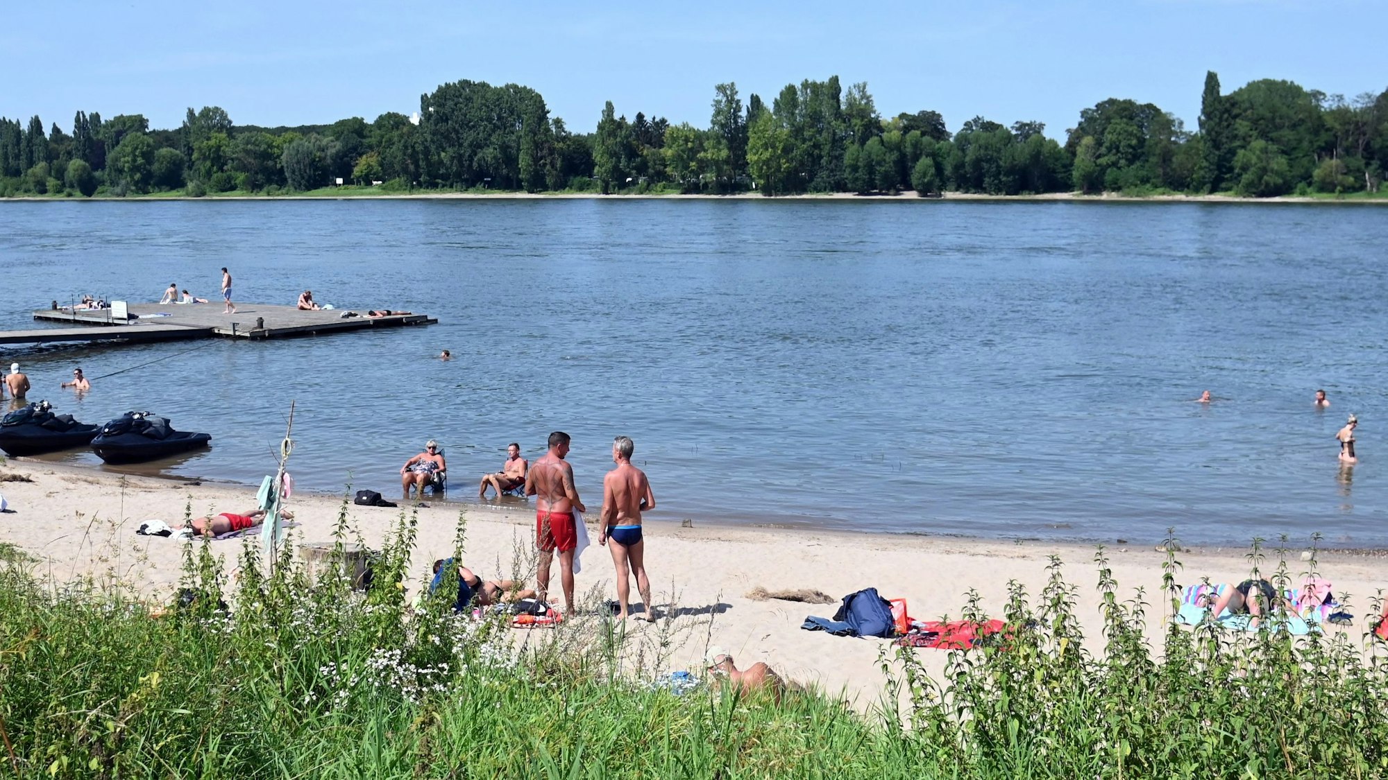 Der Strand in Rodenkirchen ist gut besucht an diesem heißen Julitag.