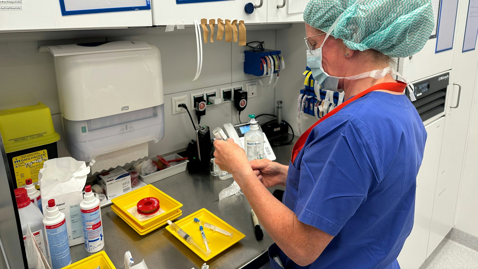 Uniklinik Bonn, Kinderherzzentrum, Anästesiepflegerin Mirjam Schmidt zieht zieht eine Spritze auf