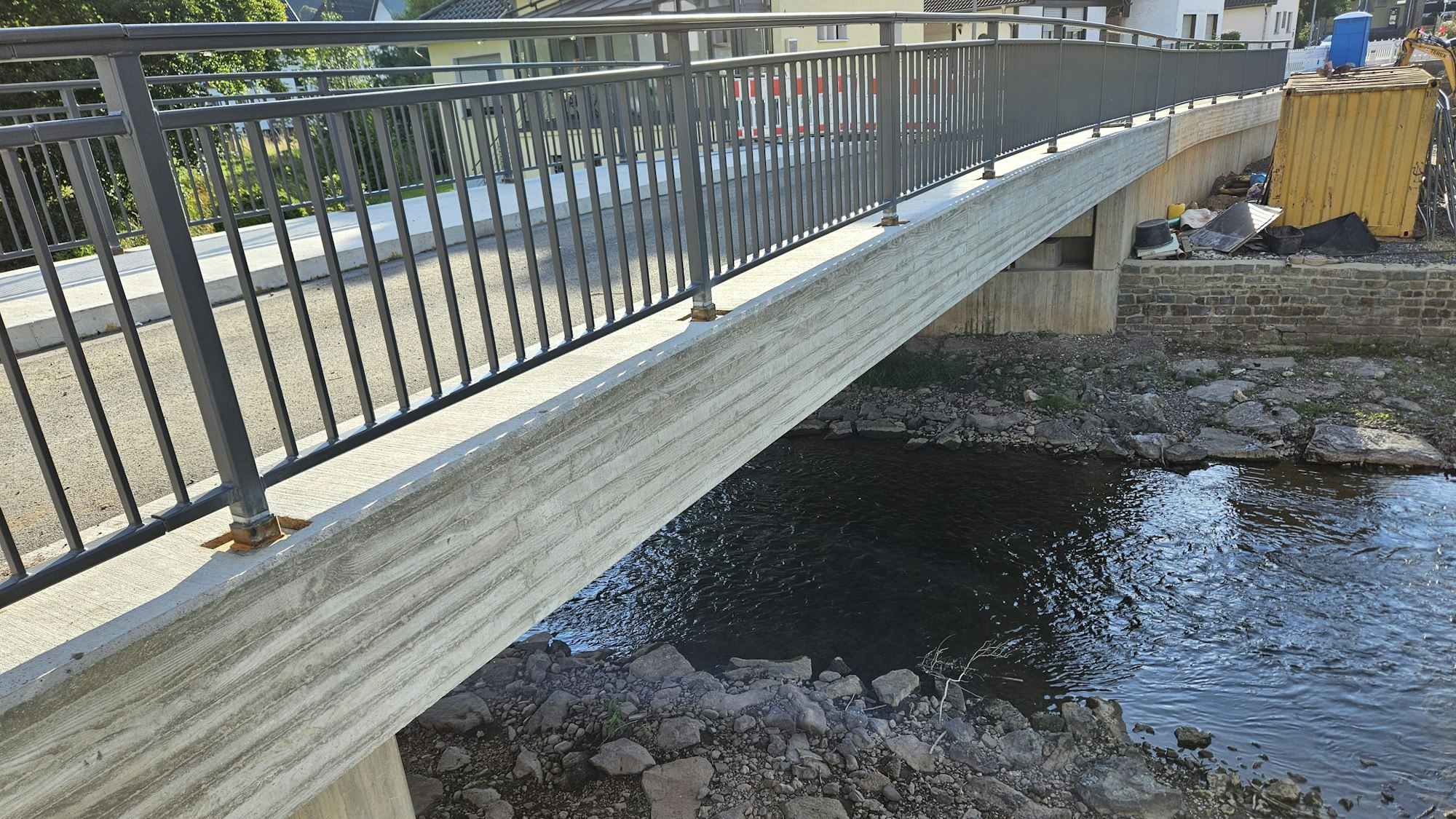 Blick von der Seite auf die Brücke, die keine Pfeiler hat.