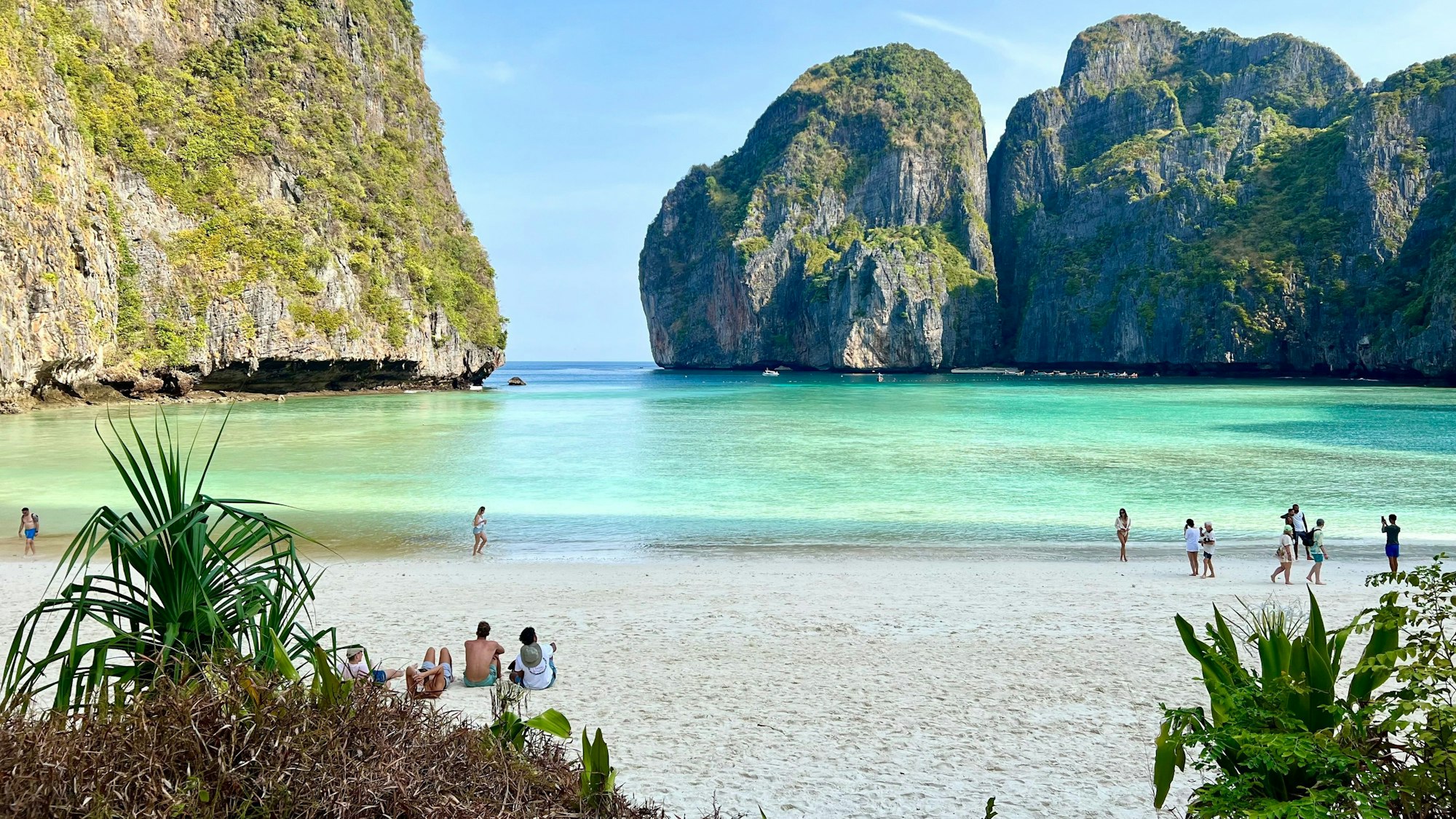 ARCHIV - 26.04.2023, Thailand, Ko Phi Phi: Die weltberühmte Maya Bay am frühen Morgen, bevor der große Touristenstrom kommt.