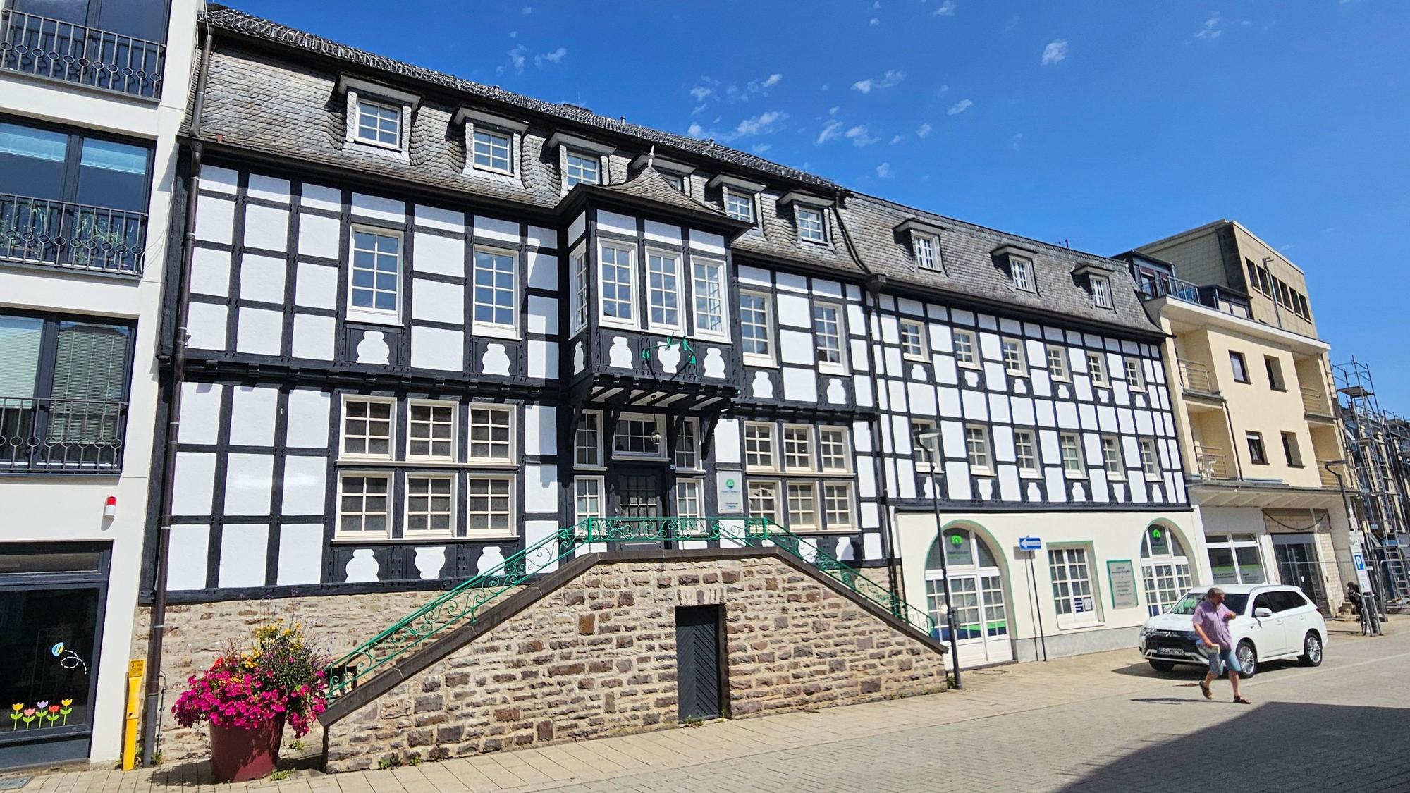 Zwei Fachwerkhäuser am Markt, die zum Hotel gehören.
