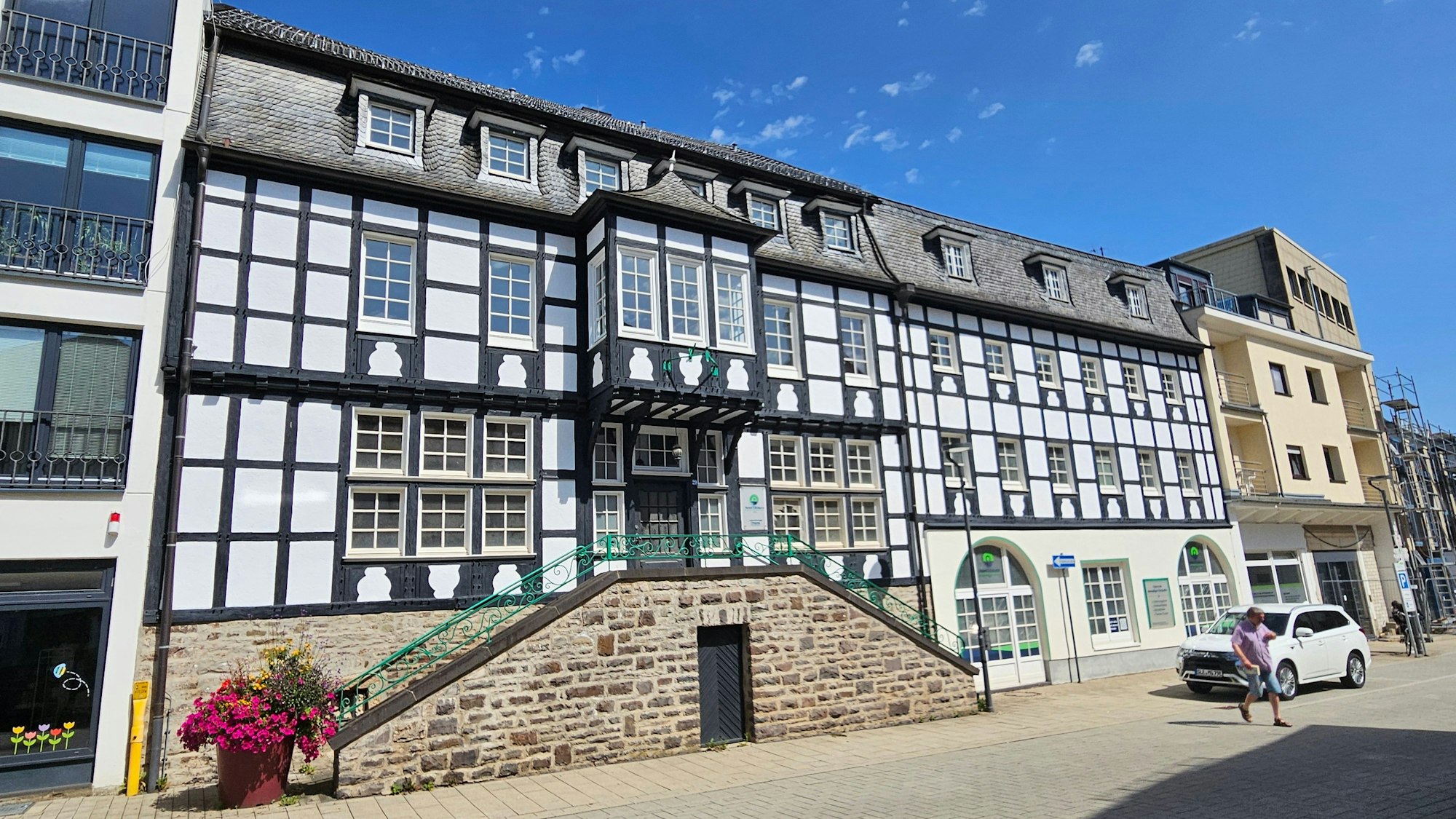 Zwei Fachwerkhäuser am Markt, die zum Hotel gehören.