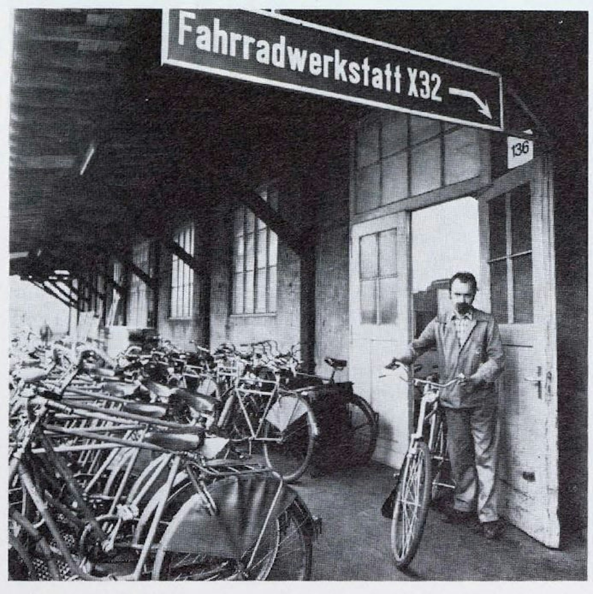 Historische Bilder vom roten Bayer-Rad aus dem Bayer-Archiv
