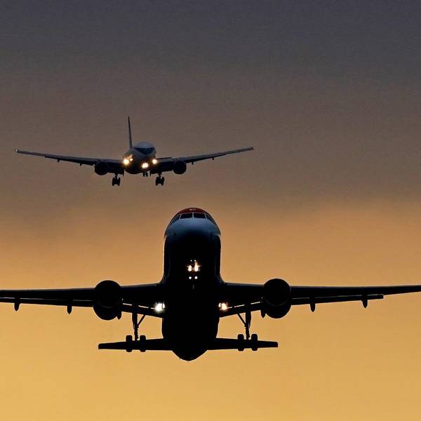 zwei Flugzeuge vor rotem Himmel