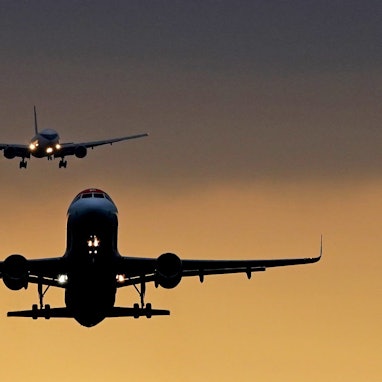 zwei Flugzeuge vor rotem Himmel