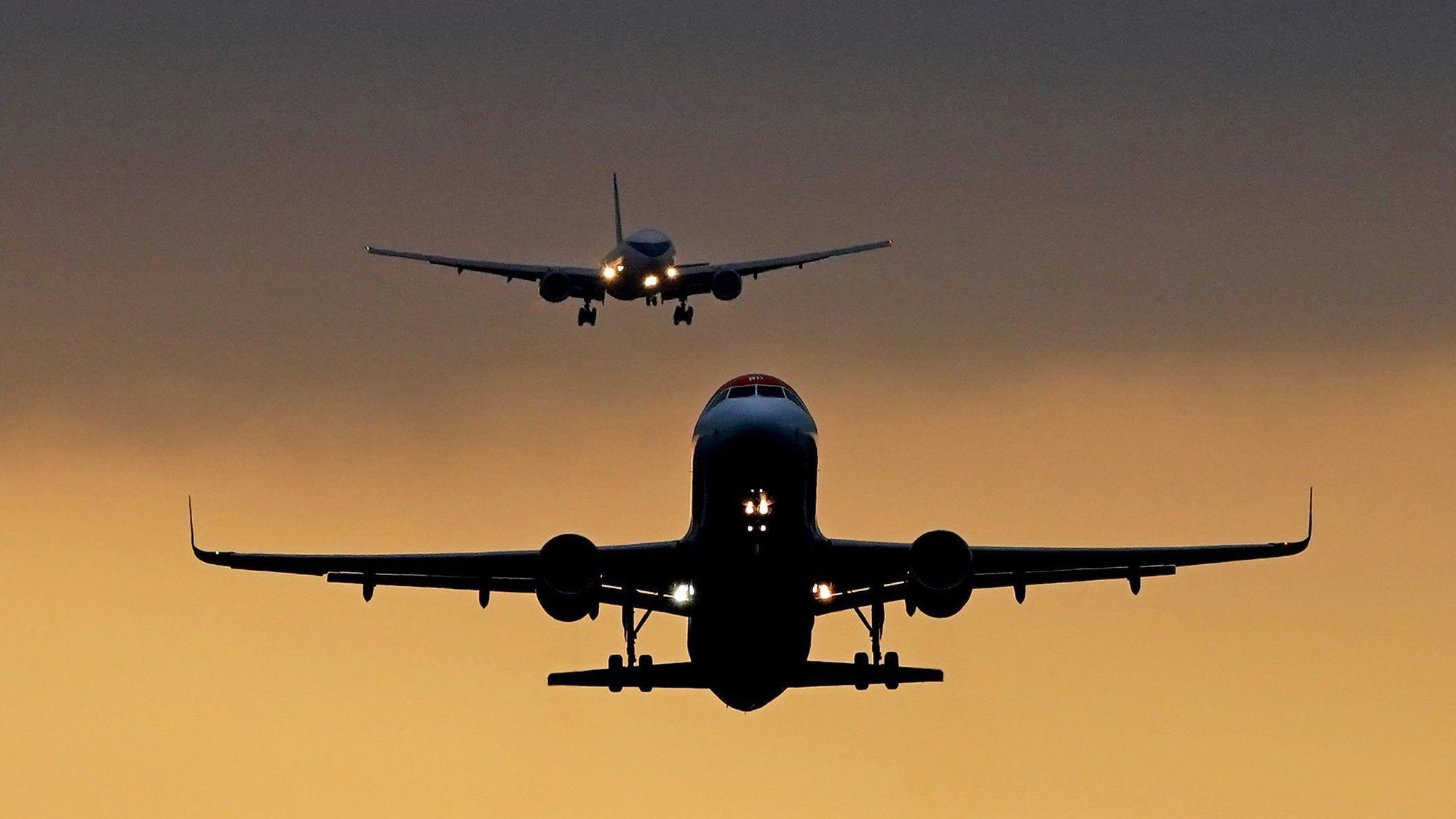 zwei Flugzeuge vor rotem Himmel