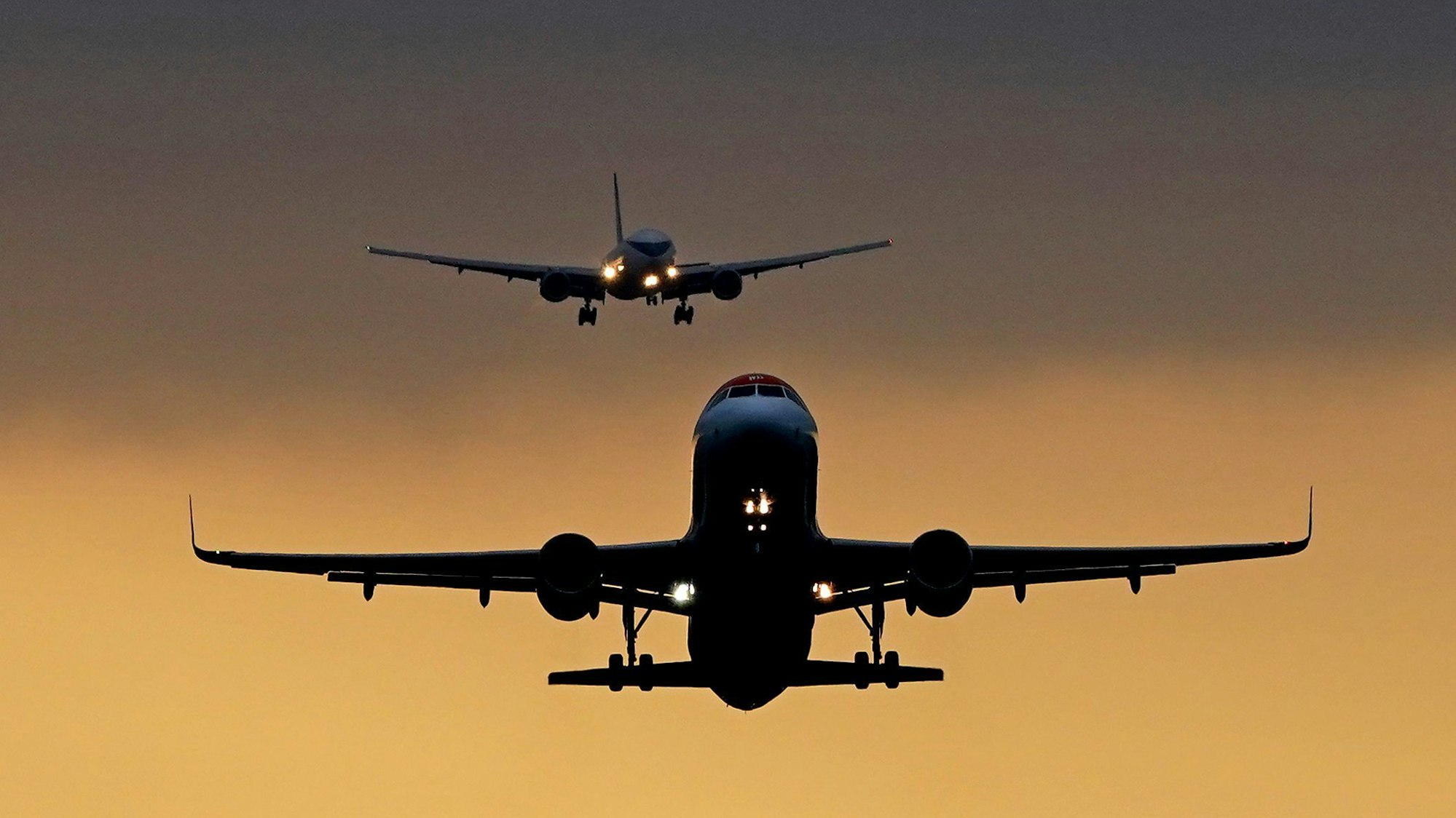 zwei Flugzeuge vor rotem Himmel