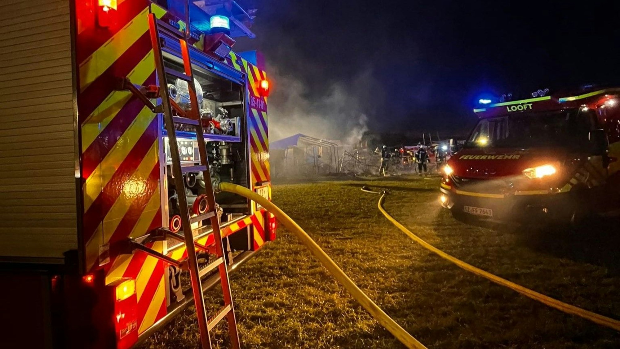 Die Feuerwehr Wacken und umliegende Feuerwehren wurden mitten in der Nacht zu dem Brand auf dem Festivalgelände gerufen.