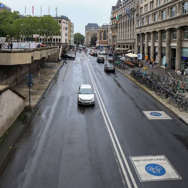 Autos statt Fahrradständern: Ob die elf Abstellanlagen wiederkommen, ist derzeit unklar.