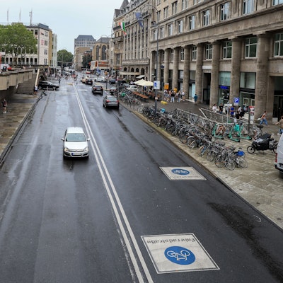 Autos statt Fahrradständern: Ob die elf Abstellanlagen wiederkommen, ist derzeit unklar.