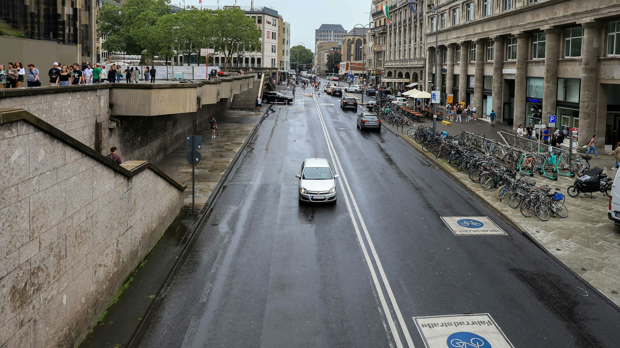 Autos statt Fahrradständern: Ob die elf Abstellanlagen wiederkommen, ist derzeit unklar.