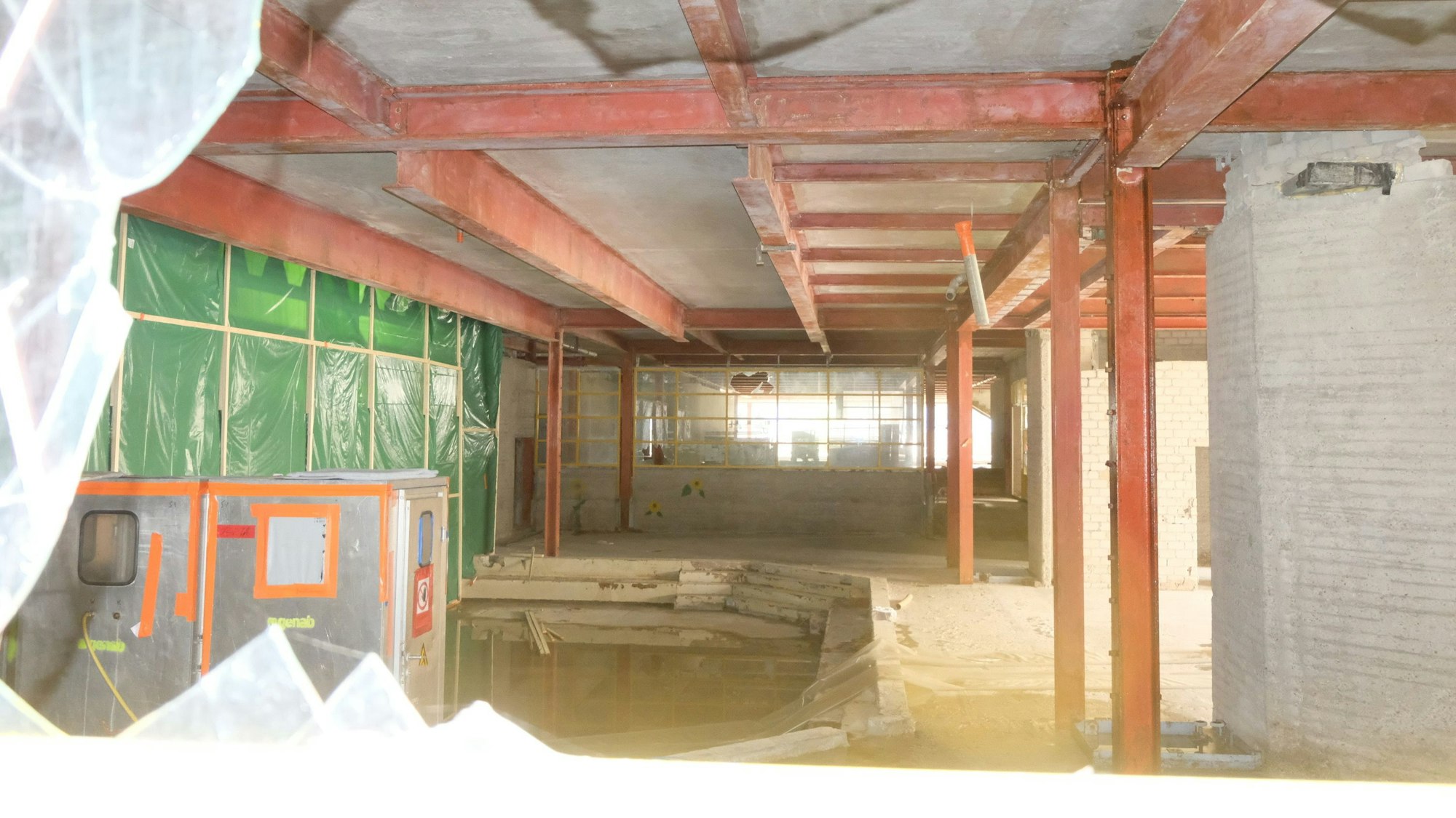 Im Foyer der Schulgebäude-Ruine hat sich ein Wassertümpel gebildet.