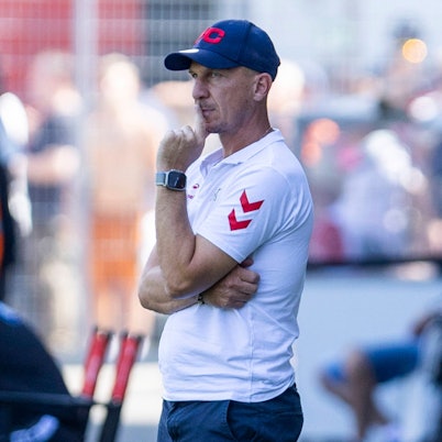Gerhard Struber, Trainer des 1. FC Köln, zeigt sich beim Testspiel bei Viktoria Köln konzentriert.