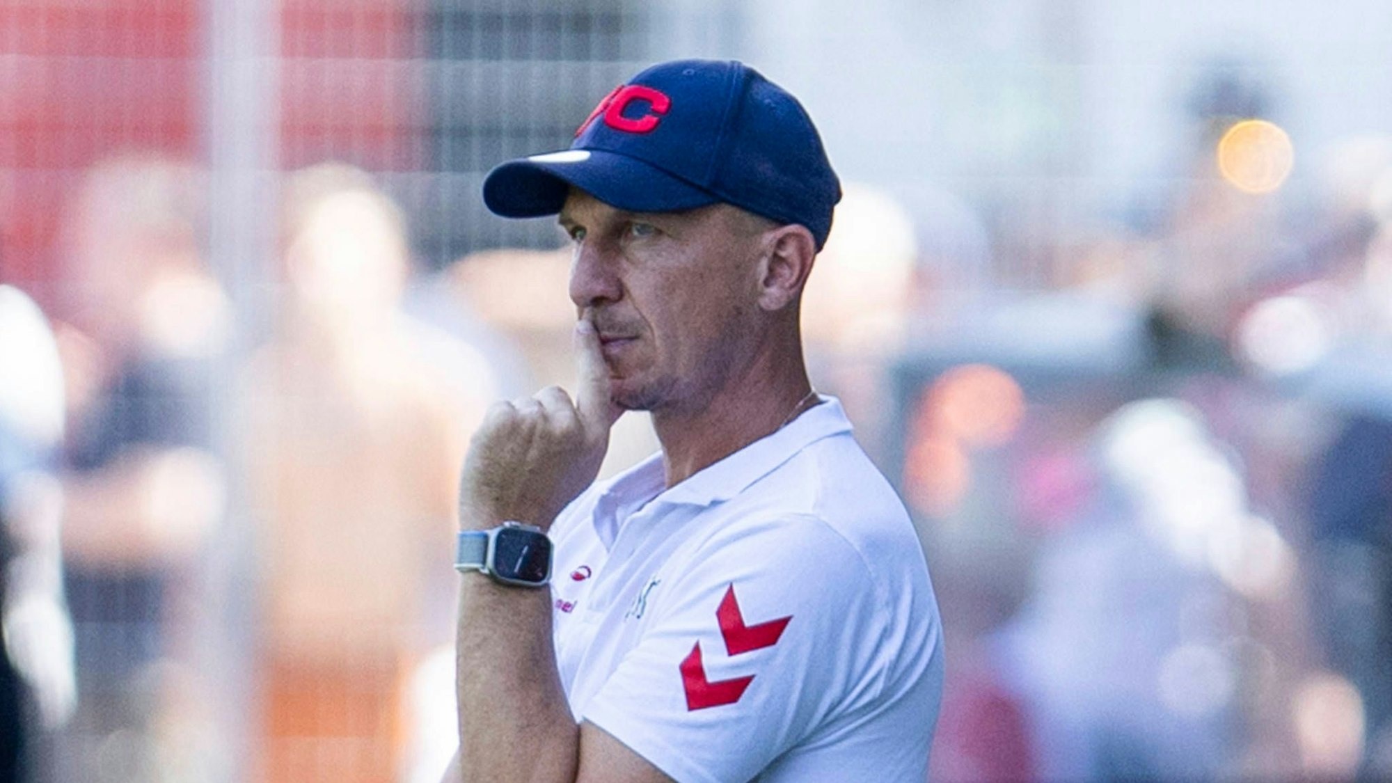 Gerhard Struber, Trainer des 1. FC Köln, zeigt sich beim Testspiel bei Viktoria Köln konzentriert.