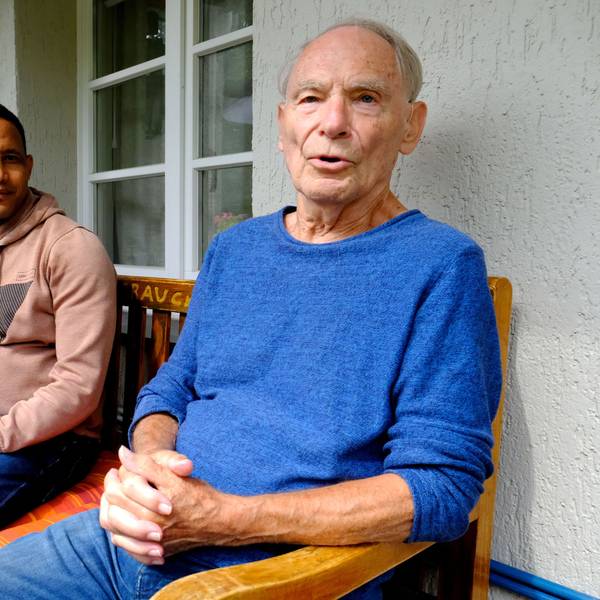 Dr. Herbert Kaefer, 86, sitzt mit seinem Adoptivsohn Tesfay auf dem Balkon seines Hauses am Gemünder Marienplatz.
