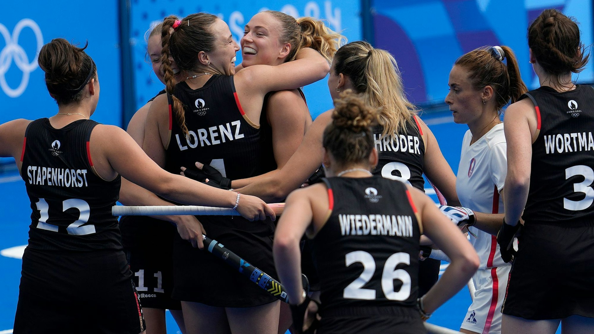 Deutschlands Hockey-Frauen siegen gegen den Olympia-Gastgeber.
