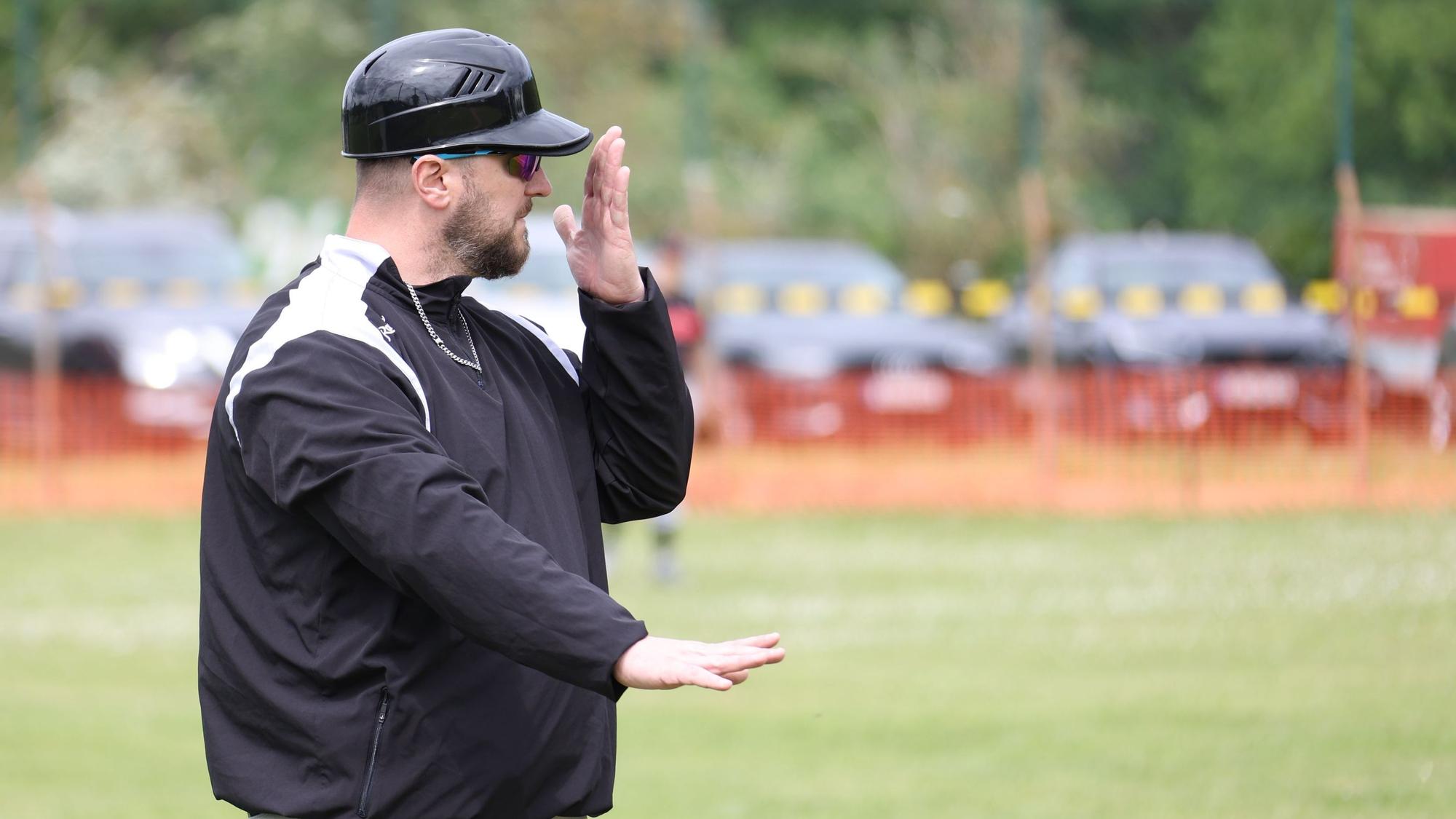 Jens Weiler, hier noch als Trainer der Eagles, gibt gestikulierend Anweisungen.