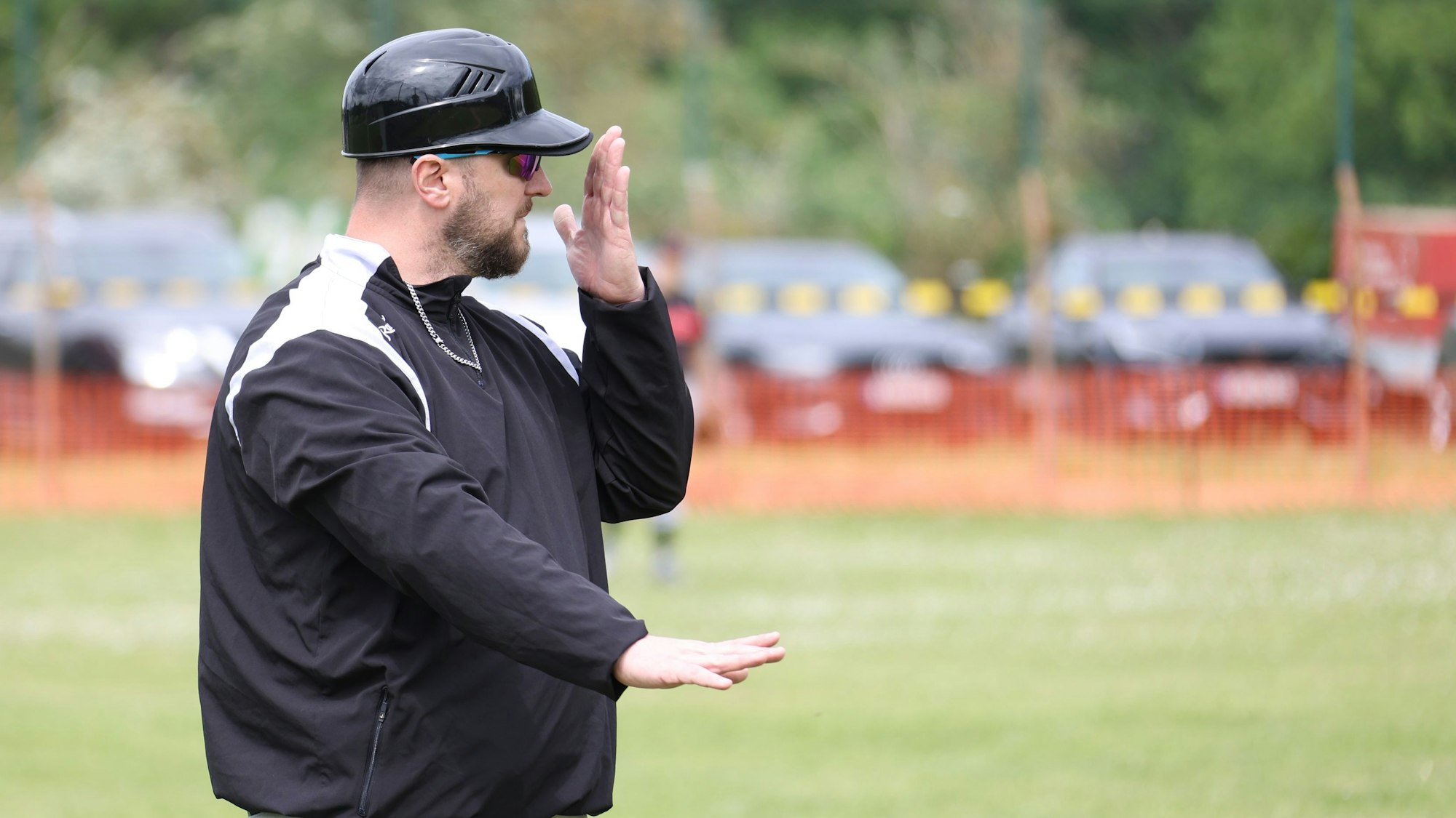 Jens Weiler, hier noch als Trainer der Eagles, gibt gestikulierend Anweisungen.