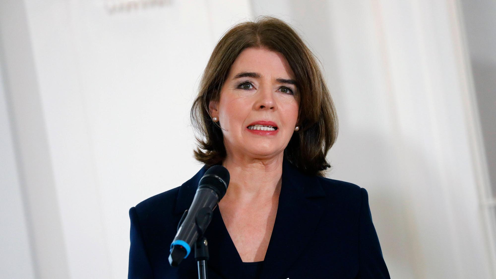 Susanne Daubner spricht in ein Mikrofon.