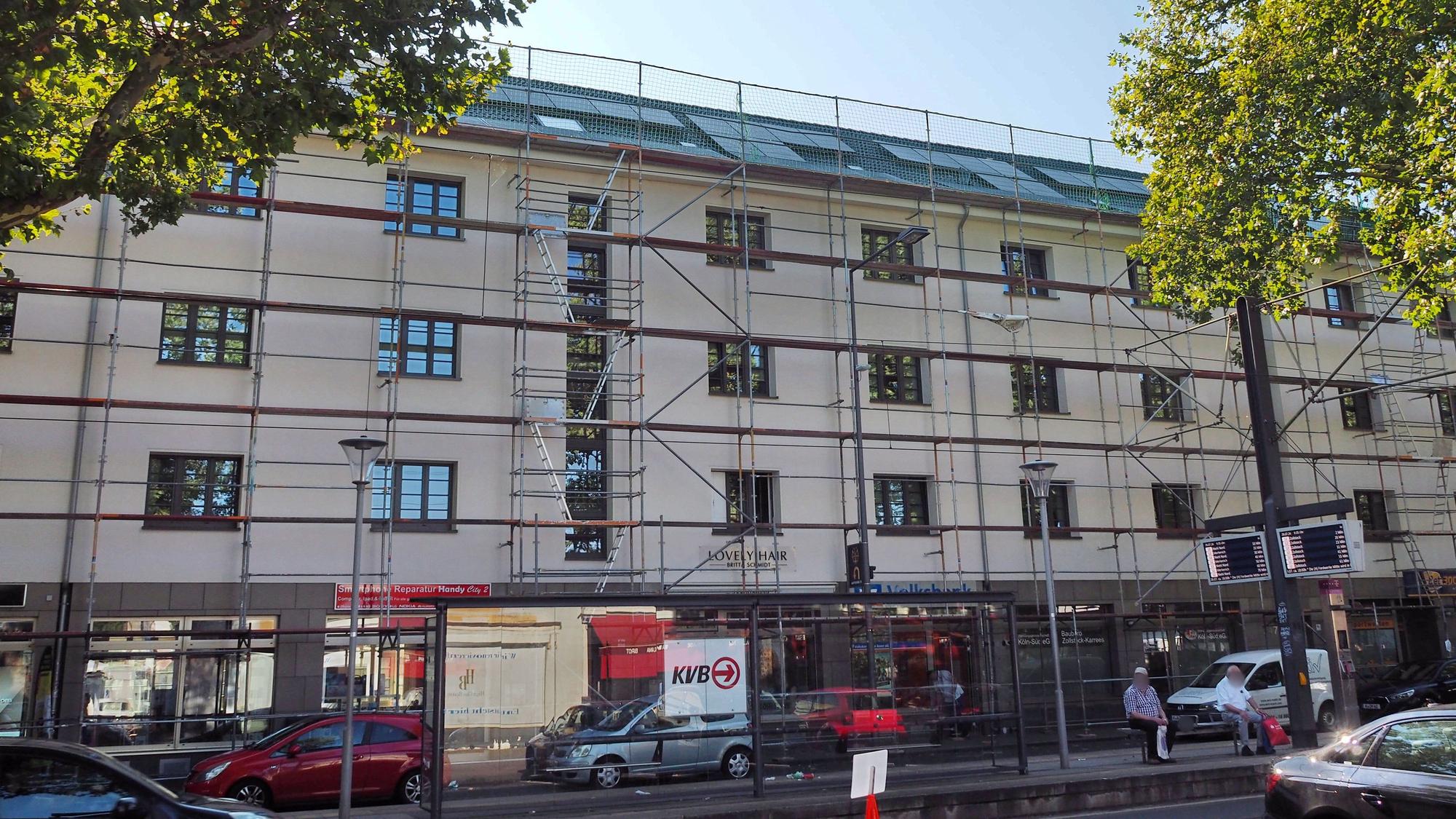Auf fünf Mehrfamilienhäusern der „Köln-Süd“ am Höninger Weg werden derzeit Photovoltaik-Anlagen installiert.