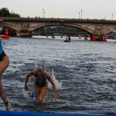 Triathletinnen steigen am Mittwoch (31. Juli) nach dem Schwimmen aus dem Wasser der Seine. Die Strömung war stark.