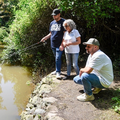 Gewässerwart Pascal Franzen hat an der Erft unmittelbar am Anglerheim seine Angel ausgeworfen, hier mit der Vorsitzenden Michaela Krumbach und Beisitzer Thomas Cygan.