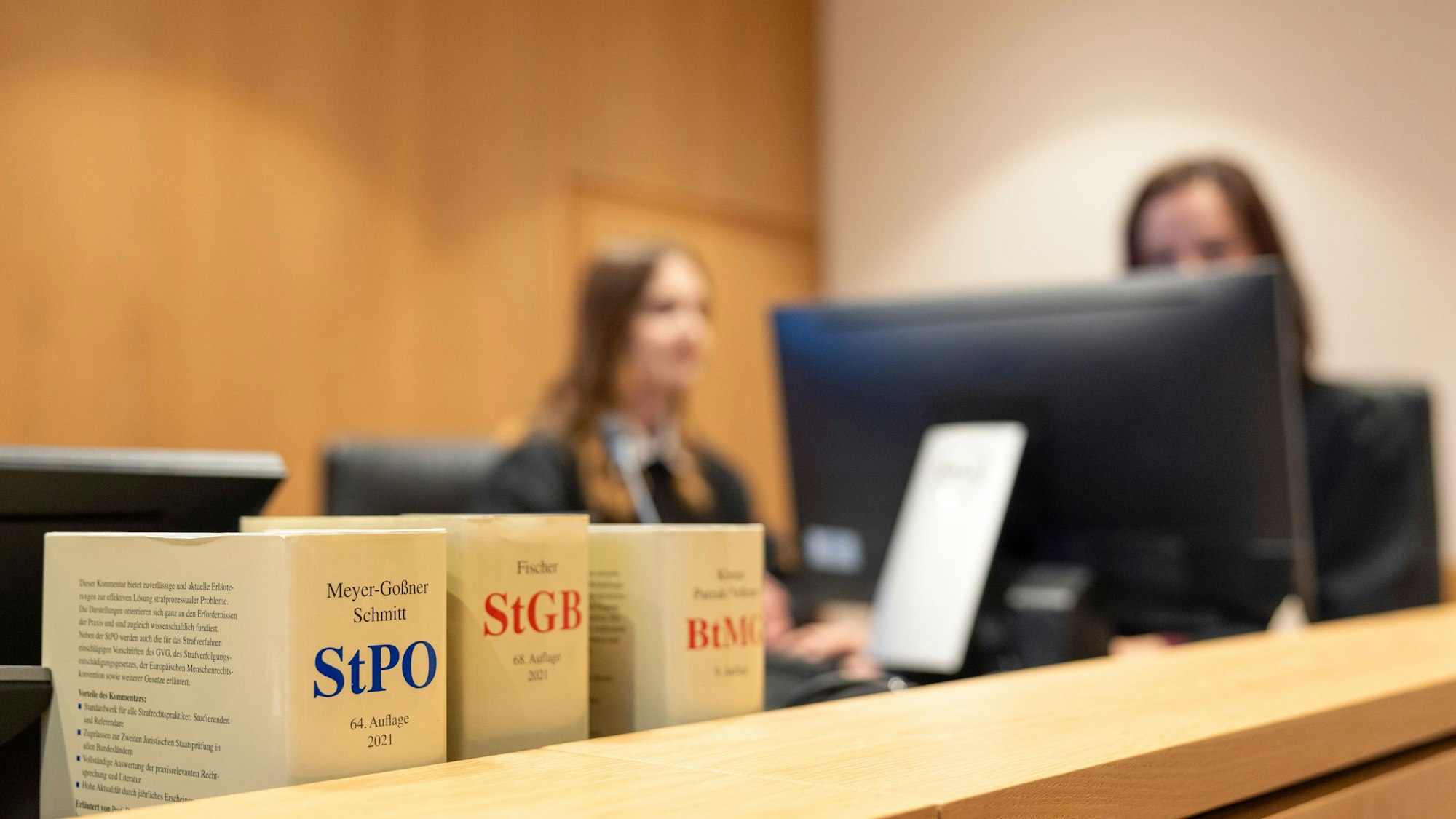 Die Strafprozessordnung (StPO), ein Strafgesetzbuch (STGB) und das Betäubungsmittelgesetz (BtMG) stehen im Sitzungssaal eines Amtsgerichts.