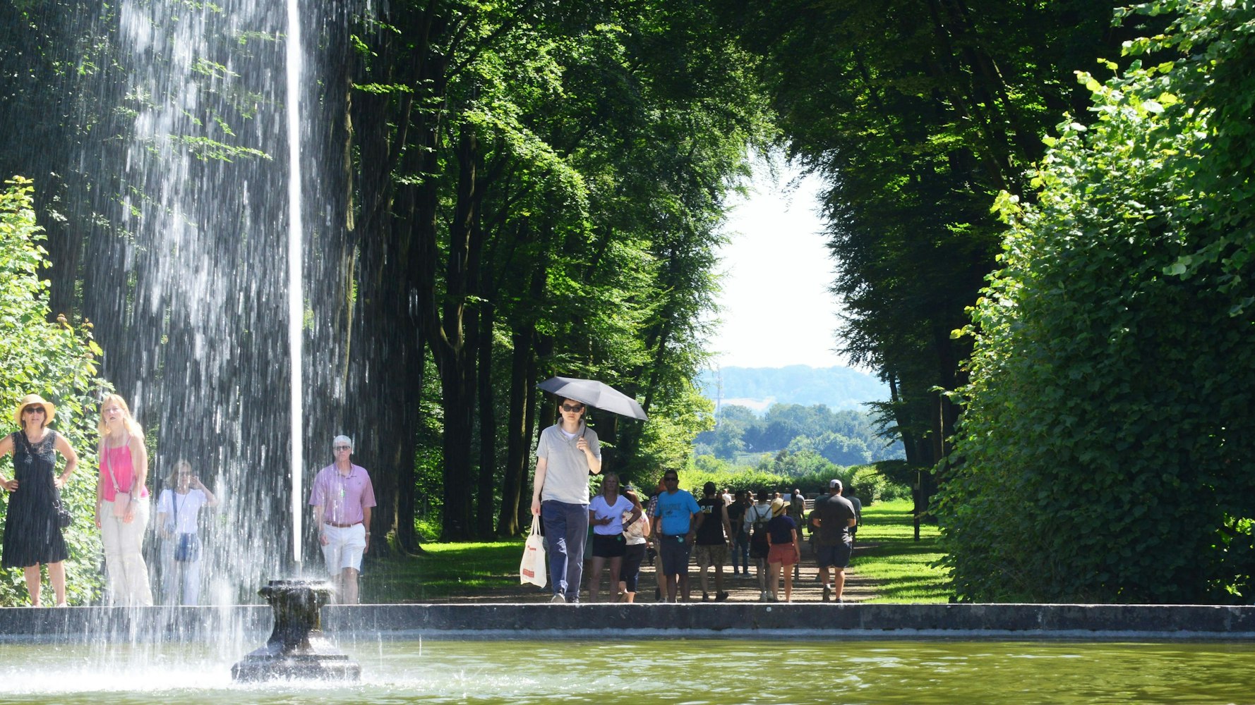 Menschen gegen durch einen Park.