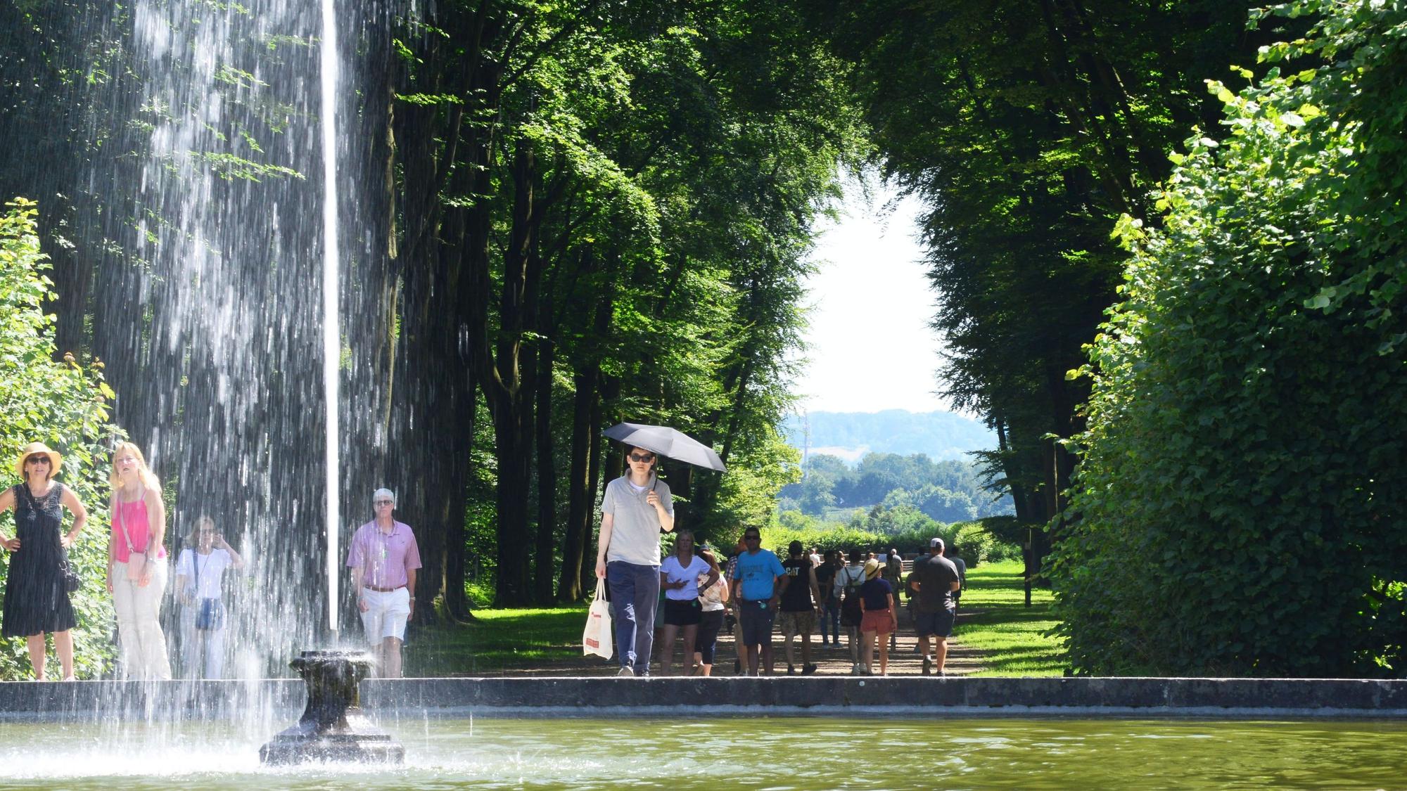 Menschen gegen durch einen Park.