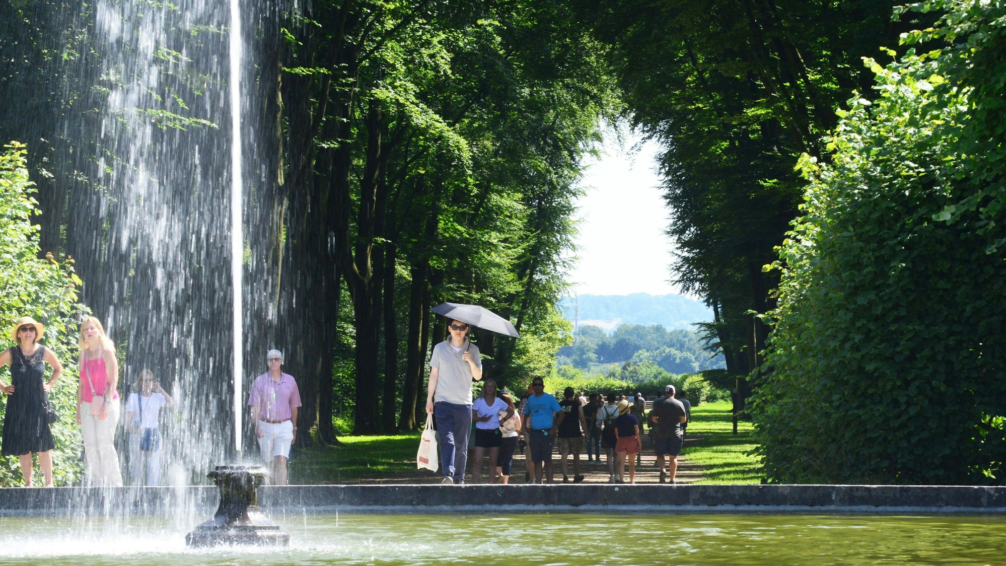 Menschen gegen durch einen Park.