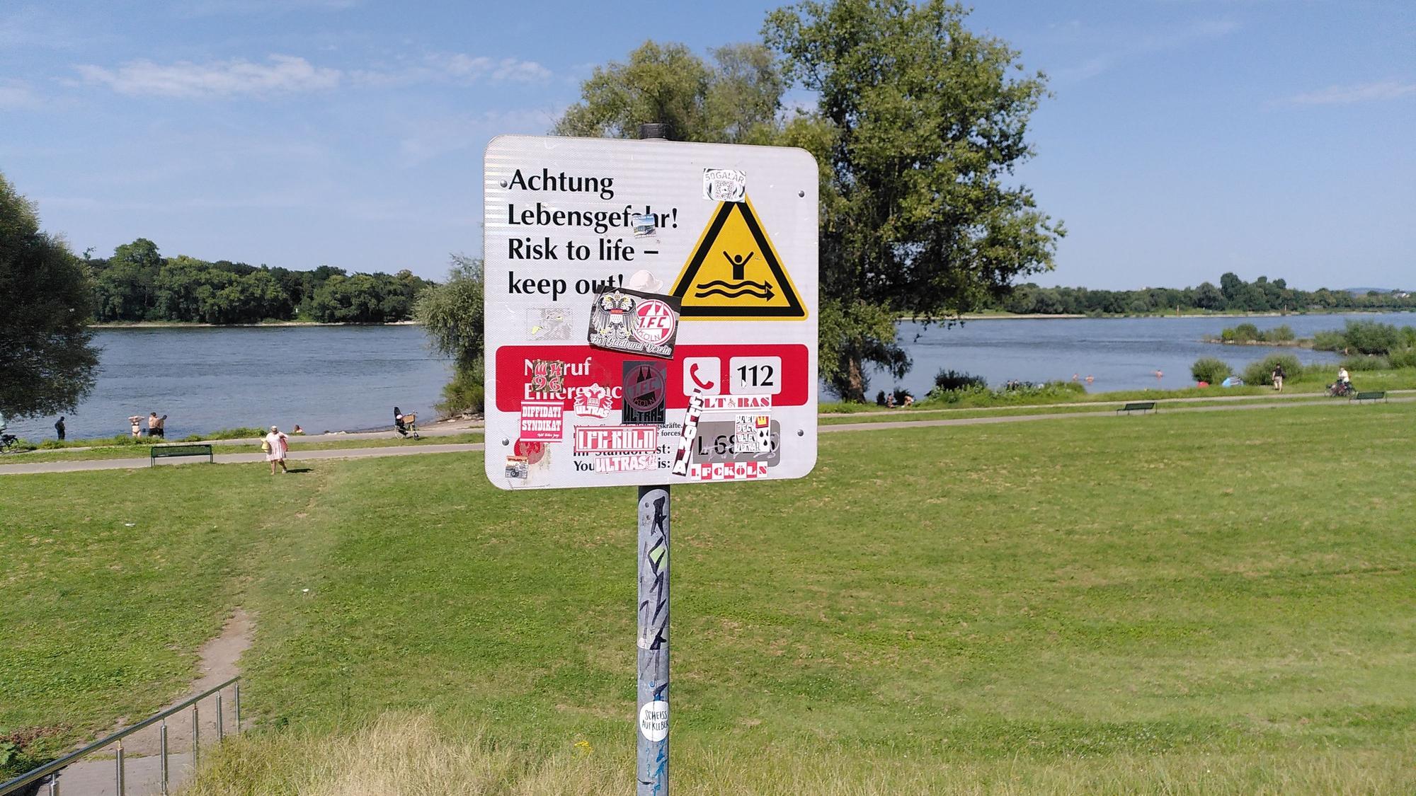 Die Warnschilder, die in Rodenkirchen vom Schwimmen abhalten sollen, sehen nicht alle