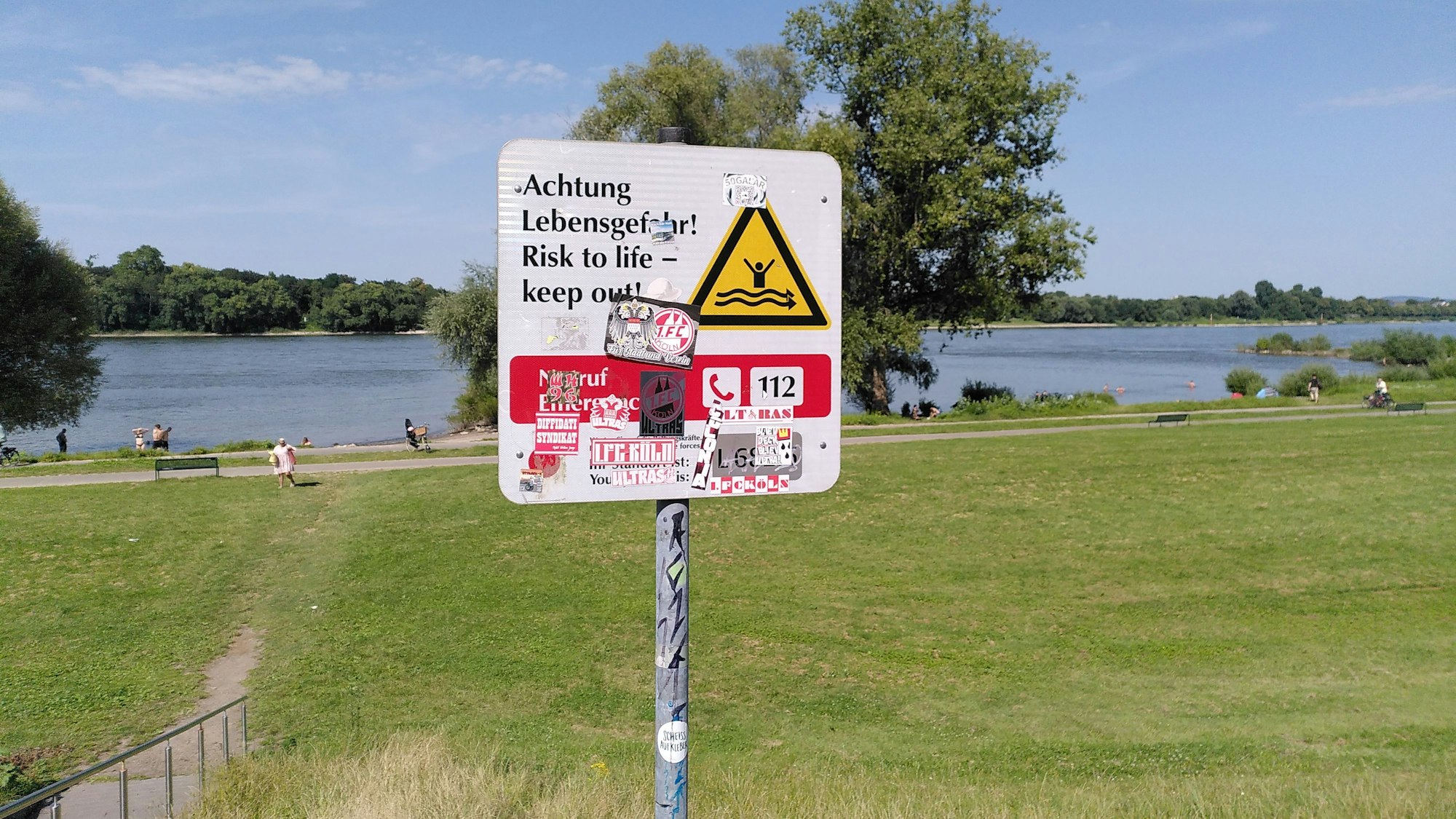 Die Warnschilder, die in Rodenkirchen vom Schwimmen abhalten sollen, sehen nicht alle