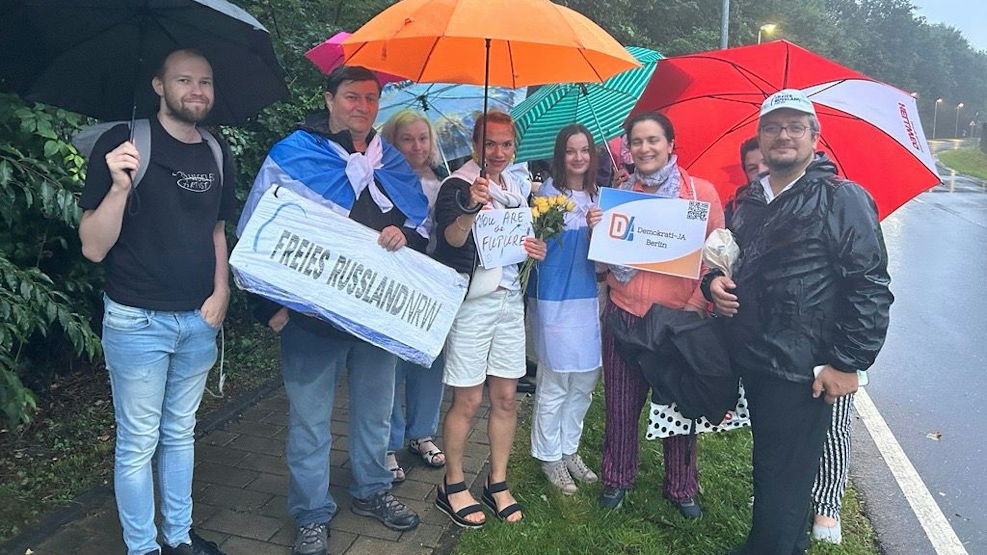 Unterstützer der russischen Opposition haben sich am Flughafen Köln/Bonn versammelt.