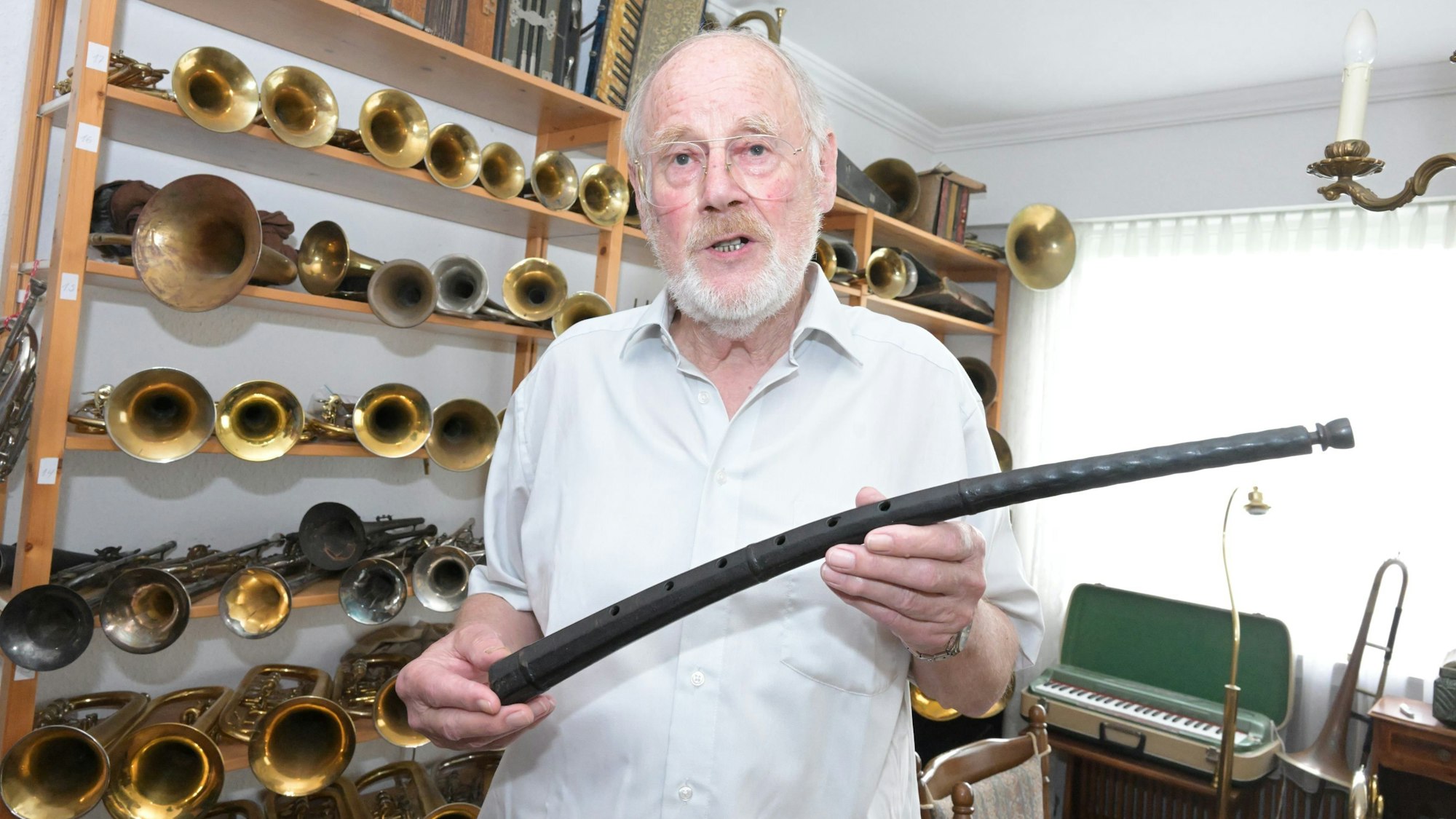 Günter Hett hält einen Zink aus der Zeit Bachs.