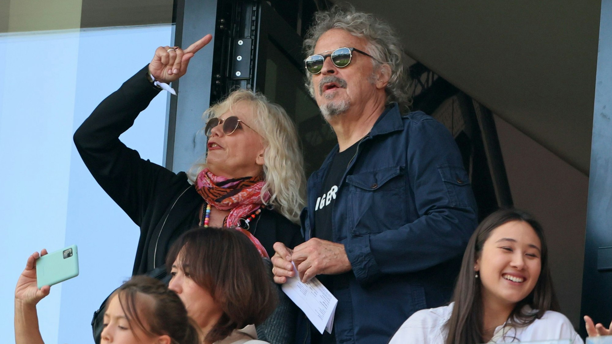 Ehepaar Niedecken steht in einer Loge und schaut aufs Spielfeld.