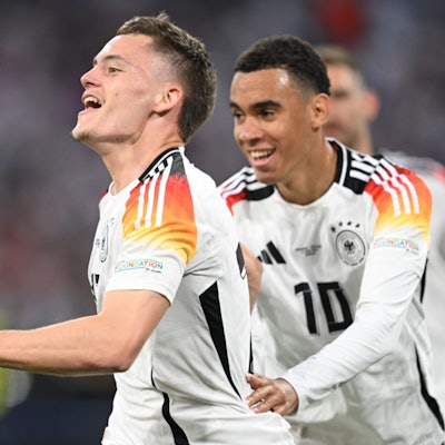 Florian Wirtz (l) jubelt nach dem Tor zum 1:0 gegen Schottland bei der EM mit Jamal Musiala.