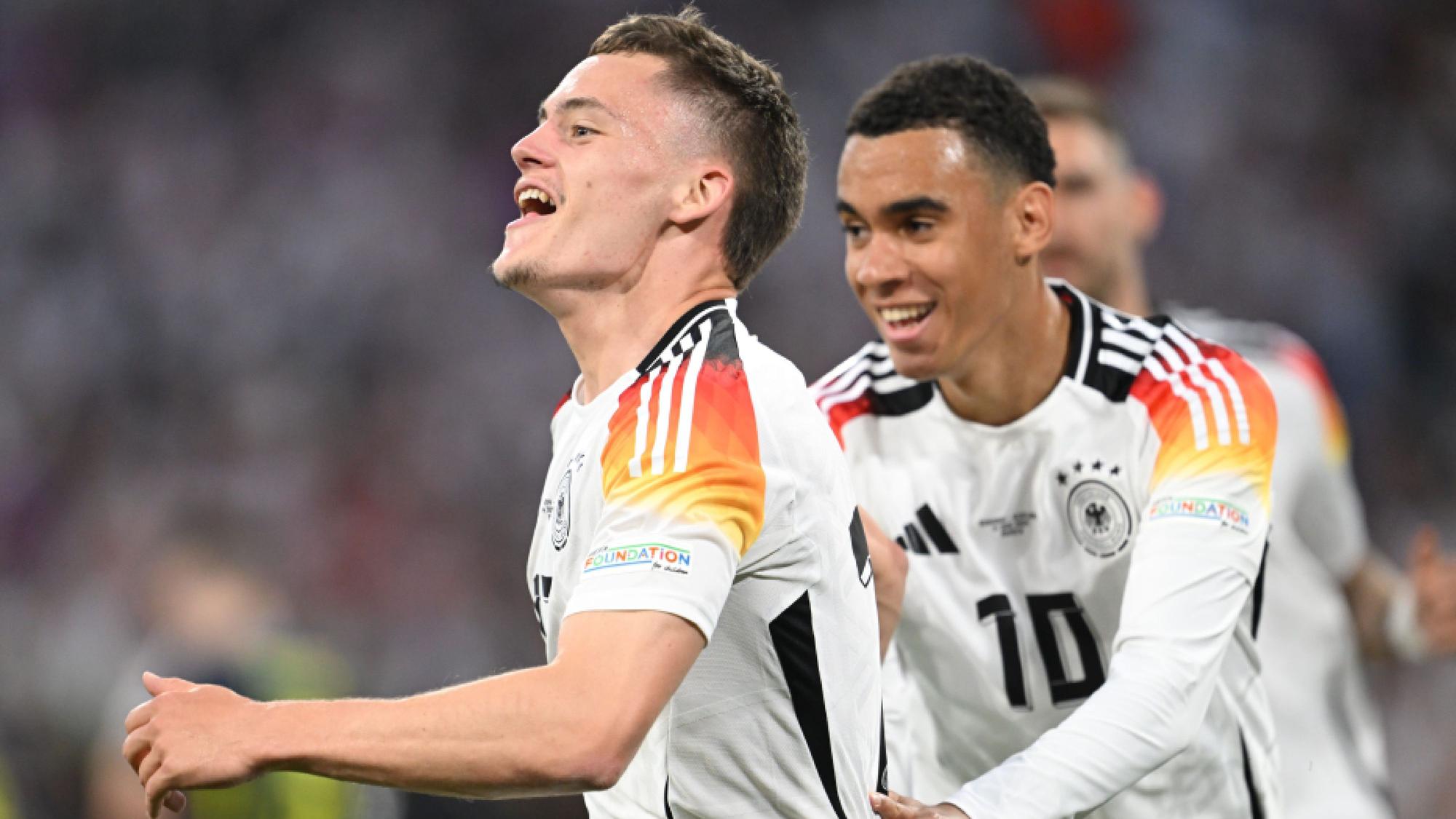Florian Wirtz (l) jubelt nach dem Tor zum 1:0 gegen Schottland bei der EM mit Jamal Musiala.