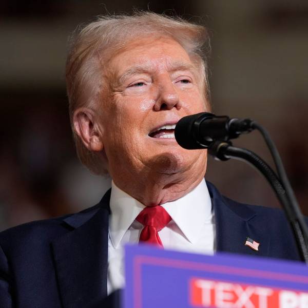 Der ehemalige US-Präsident Donald Trump steht bei einer Wahlkampfveranstaltung am Mikrofon und hält eine Rede vor seinen Anhängern.