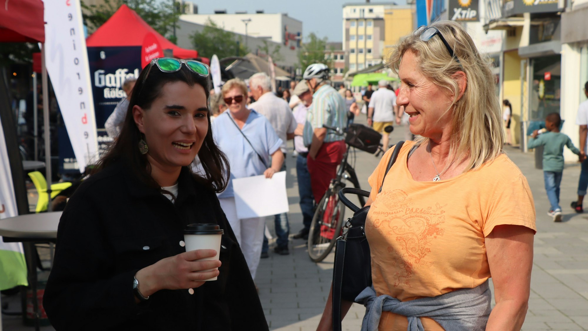 Das Foto zeigt Besucherinnen auf dem Feierabendmarkt in Wesseling.