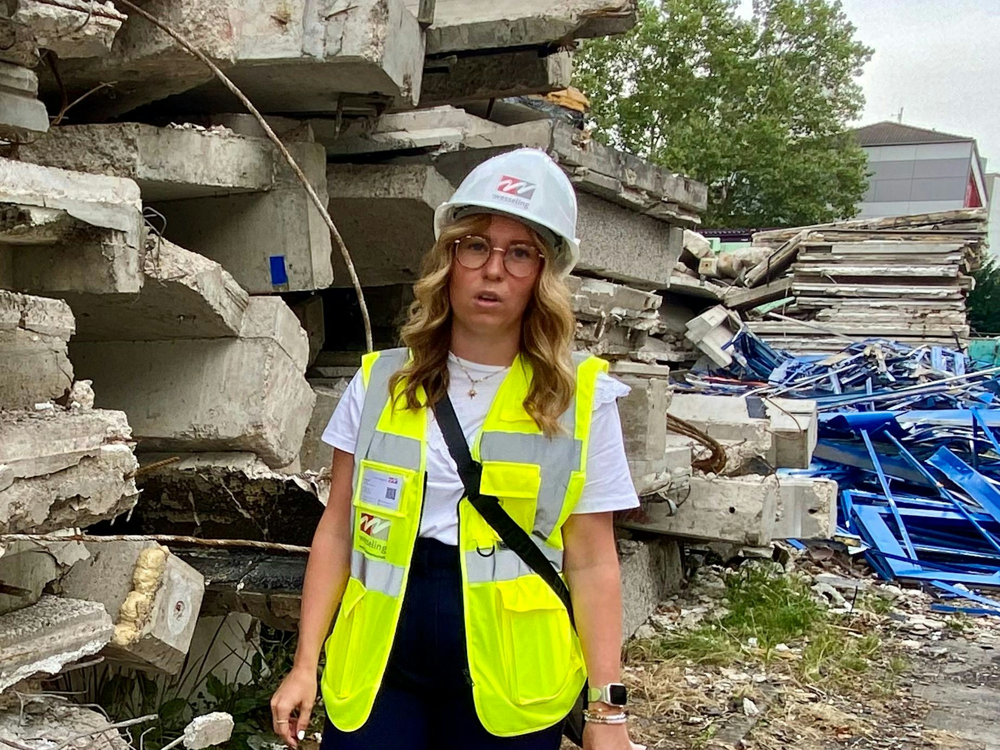 Das Bild zeigt die Architektin Nina Kuhn auf der Baustelle.