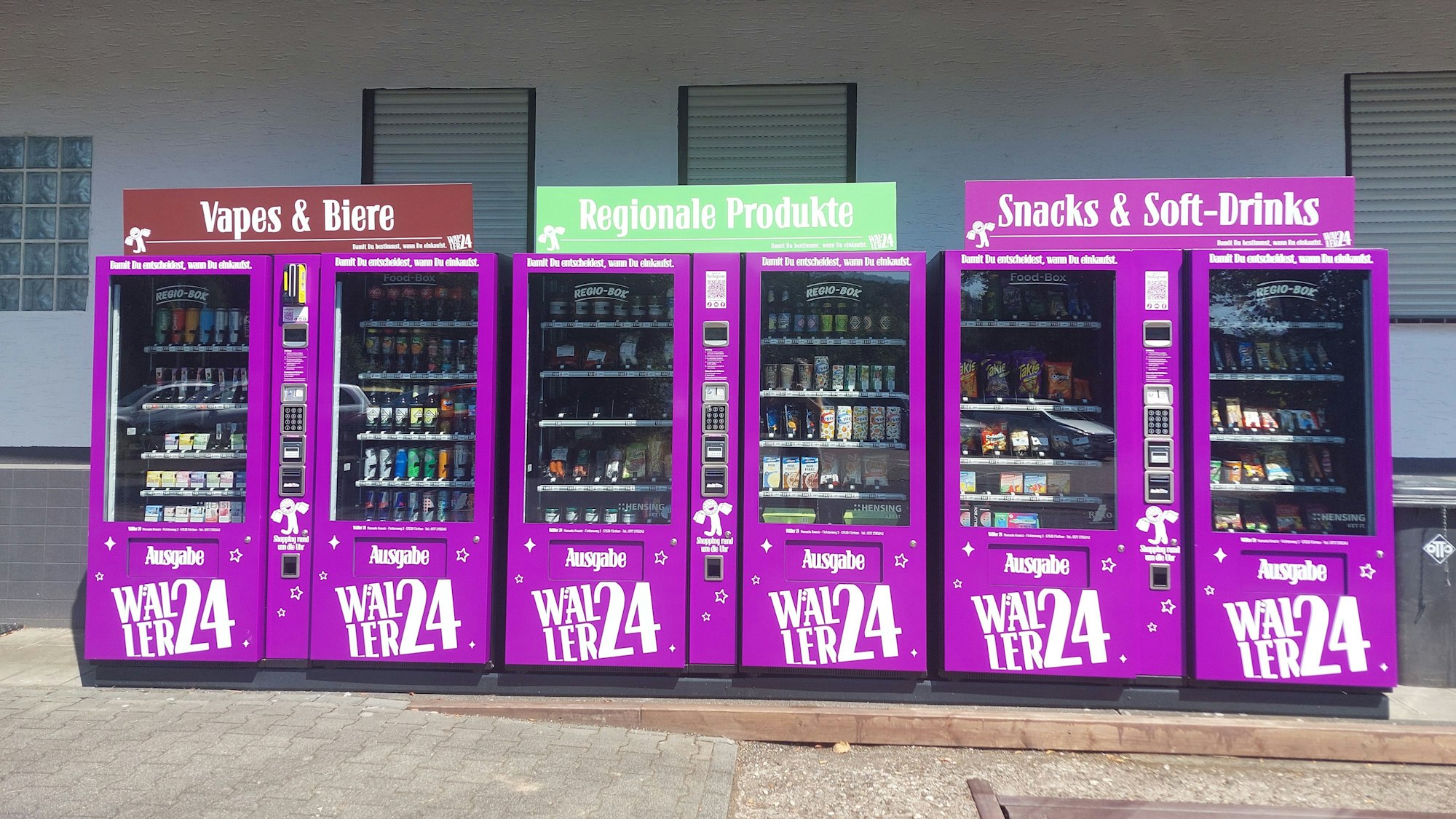 Eine Reihe von Lebensmittelautomaten.