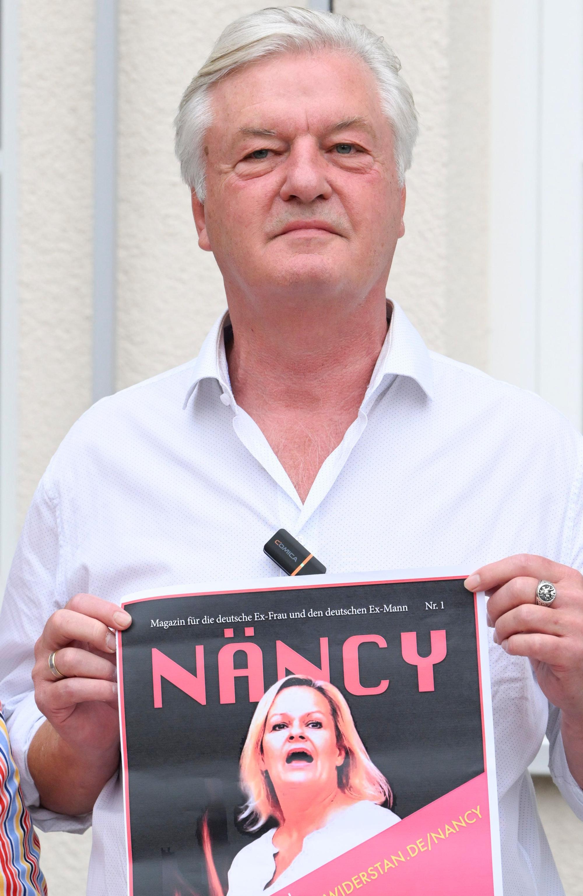 31.07.2024, Brandenburg, Falkensee: Jürgen Elsässer, Chefredakteur des verbotenen Magazins Compact, hält bei einer Spontandemonstration nach einer Pressekonferenz im Musiksaal Falkensee das Cover einer Internetpublikation in den Händen. Hier werden die Inhalte aus dem verbotenen «Compact»-Magazins veröffentlicht. Foto: Jens Kalaene/dpa +++ dpa-Bildfunk +++