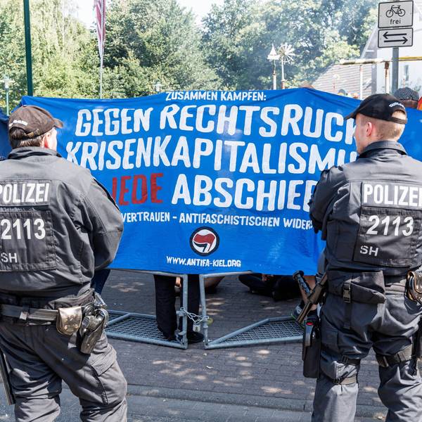 Demonstranten protestieren gegen ein von der AfD organisiertes sogenanntes Vorfeldtreffen zur Vernetzung rechter Kräfte.