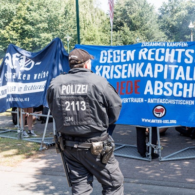Demonstranten protestieren gegen ein von der AfD organisiertes sogenanntes Vorfeldtreffen zur Vernetzung rechter Kräfte.